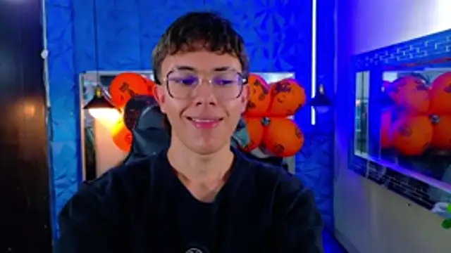 Snapshot of Dominic_Carmine chatting on 10/23/25, 07:56 Dominic Carmine online show from 10/23/25, 07:56