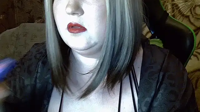 Snapshot of YuliiaSan chatting on 10/05/25, 09:02 YuliiaSan online show from 10/05/25, 09:02