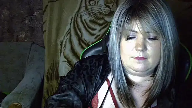 Snapshot of YuliiaSan chatting on 10/17/25, 04:42 YuliiaSan online show from 10/17/25, 04:42