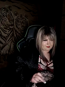 Snapshot of YuliiaSan chatting on 10/27/25, 09:08 YuliiaSan online show from 10/27/25, 09:08