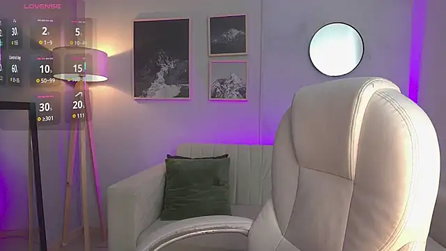 Snapshot of Tiffany_Low chatting on 10/23/25, 01:54 Tiffany Low online show from 10/23/25, 01:54