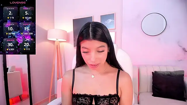 Snapshot of Tiffany_Low chatting on 10/30/25, 01:23 Tiffany Low online show from 10/30/25, 01:23