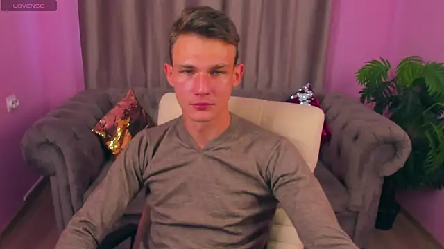 Snapshot of AdamGold01 chatting on 09/21/25, 01:46 AdamGold01 online show from 09/21/25, 01:46