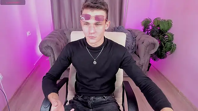 Snapshot of AdamGold01 chatting on 09/28/25, 01:38 AdamGold01 online show from 09/28/25, 01:38