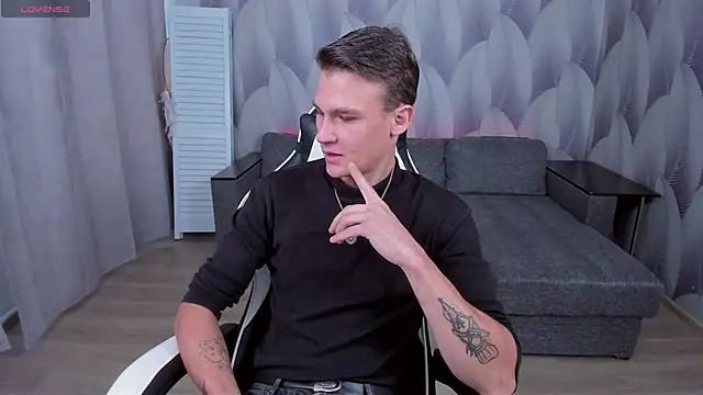 Snapshot of AdamGold01 chatting on 10/01/25, 01:17 AdamGold01 online show from 10/01/25, 01:17