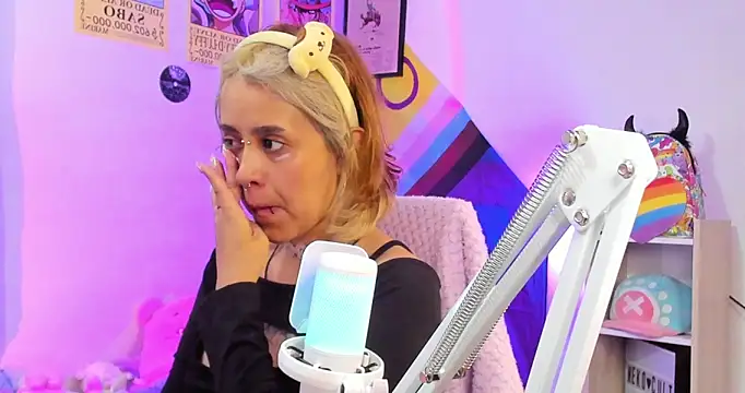 Snapshot of NekoWaifu chatting on 09/27/25, 01:27 NekoWaifu online show from 09/27/25, 01:27