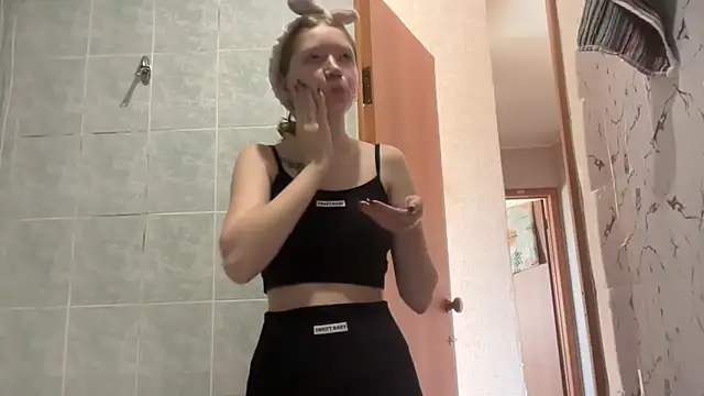 Snapshot of MargarettNewbie chatting on 09/23/25, 04:37 MargarettNewbie online show from 09/23/25, 04:37