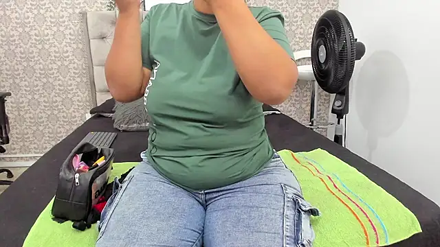 Snapshot of Hanna_Marshall_ chatting on 11/07/25, 11:43 Hanna Marshall online show from 11/07/25, 11:43