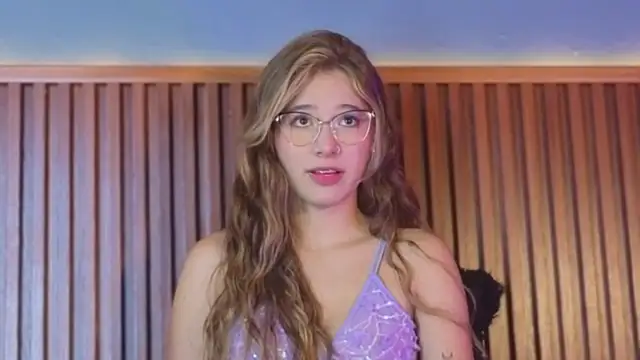 Snapshot of VictoriaSpark chatting on 09/27/25, 12:32 VictoriaSpark online show from 09/27/25, 12:32