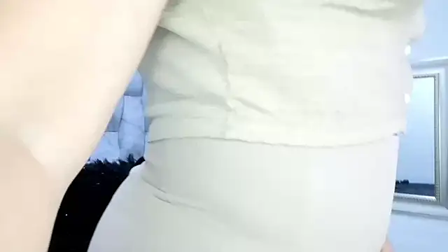 Snapshot of sofiagutierrez__ chatting on 10/17/25, 03:10 sofiagutierrez   online show from 10/17/25, 03:10