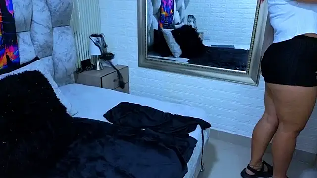 Snapshot of sofiagutierrez__ chatting on 10/19/25, 03:29 sofiagutierrez   online show from 10/19/25, 03:29