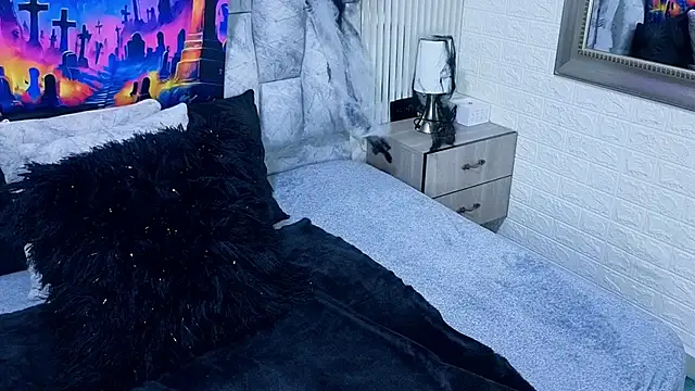 Snapshot of sofiagutierrez__ chatting on 10/31/25, 11:06 sofiagutierrez   online show from 10/31/25, 11:06