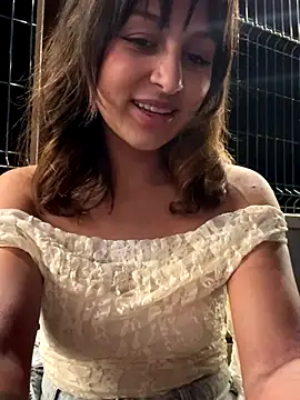 Snapshot of MaiaRouge chatting on 10/14/25, 08:31 MaiaRouge online show from 10/14/25, 08:31