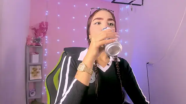 Snapshot of ashlysmith_01 chatting on 10/17/25, 01:20 ashlysmith 01 online show from 10/17/25, 01:20