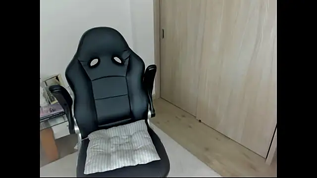 Snapshot of Biscuit_oliva chatting on 09/26/25, 04:27 Biscuit oliva online show from 09/26/25, 04:27