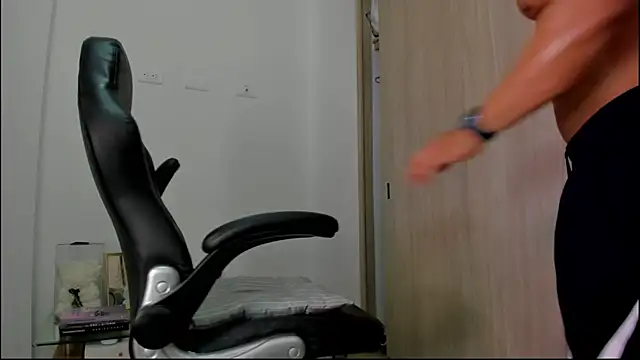 Snapshot of Biscuit_oliva chatting on 09/27/25, 03:44 Biscuit oliva online show from 09/27/25, 03:44