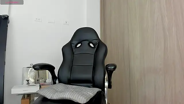 Snapshot of Biscuit_oliva chatting on 10/12/25, 03:16 Biscuit oliva online show from 10/12/25, 03:16