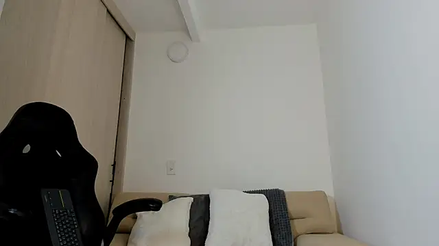 Snapshot of Biscuit_oliva chatting on 10/30/25, 01:34 Biscuit oliva online show from 10/30/25, 01:34