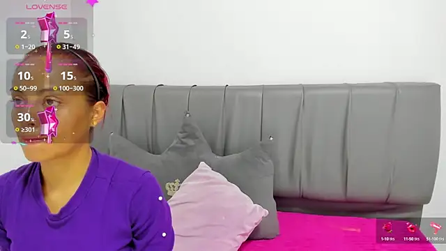 Snapshot of HoollyHendrix chatting on 10/30/25, 08:31 HoollyHendrix online show from 10/30/25, 08:31