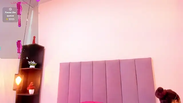 Snapshot of HoollyHendrix chatting on 11/18/25, 08:24 HoollyHendrix online show from 11/18/25, 08:24