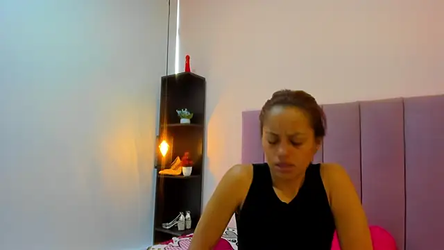 Snapshot of HoollyHendrix chatting on 11/28/25, 08:33 HoollyHendrix online show from 11/28/25, 08:33