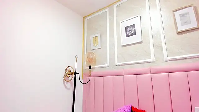 Snapshot of HoollyHendrix chatting on 12/02/25, 08:37 HoollyHendrix online show from 12/02/25, 08:37