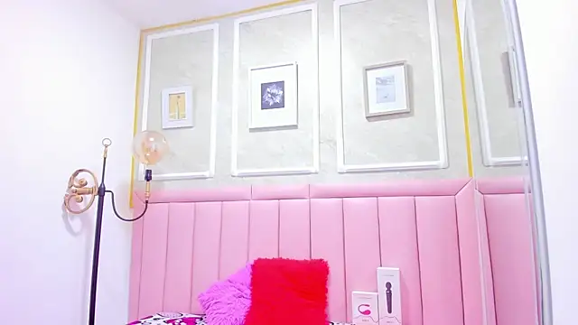 Snapshot of HoollyHendrix chatting on 12/05/25, 08:38 HoollyHendrix online show from 12/05/25, 08:38