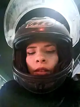 Snapshot of VioletStonee1 chatting on 10/27/25, 11:31 VioletStonee1 online show from 10/27/25, 11:31