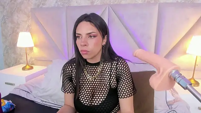 Snapshot of VioletStonee1 chatting on 11/06/25, 08:32 VioletStonee1 online show from 11/06/25, 08:32