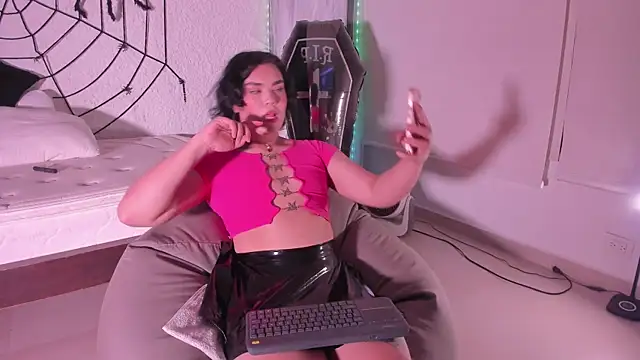 Snapshot of BlaerShadow_ chatting on 10/27/25, 04:27 BlaerShadow  online show from 10/27/25, 04:27