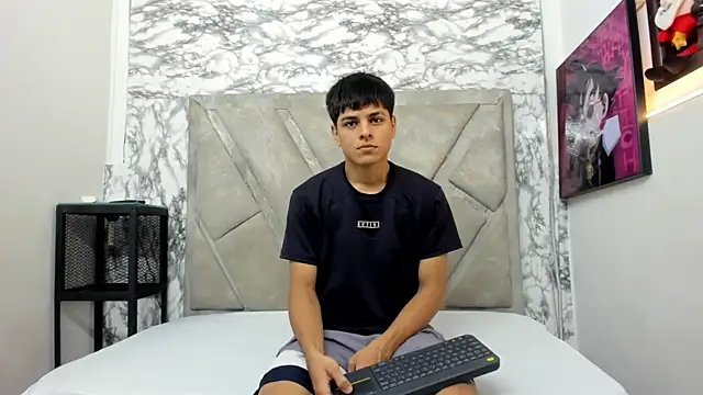 Snapshot of Logan_Jhonson chatting on 09/20/25, 02:23 Logan Jhonson online show from 09/20/25, 02:23