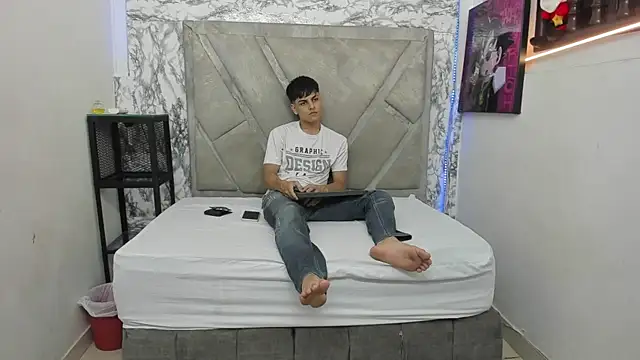 Snapshot of Logan_Jhonson chatting on 10/24/25, 02:19 Logan Jhonson online show from 10/24/25, 02:19