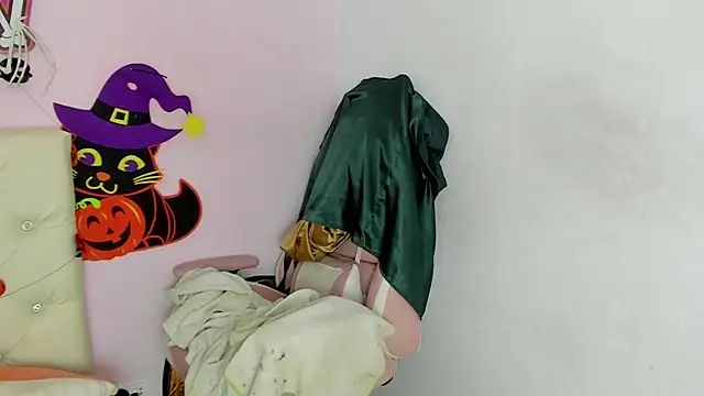 Yuni kim online show from 10/31/25, 02:18