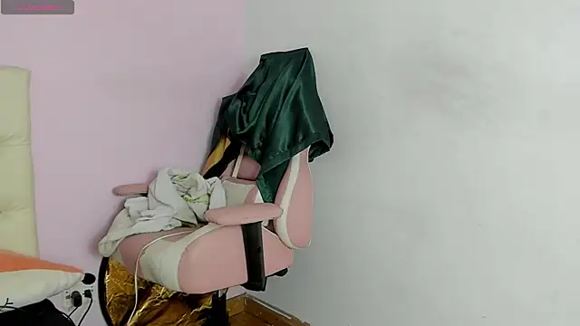 Snapshot of Yuni_kim chatting on 11/24/25, 03:45 Yuni kim online show from 11/24/25, 03:45