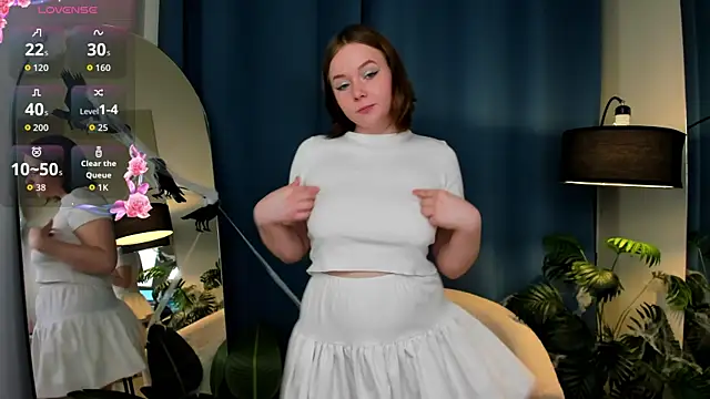 Snapshot of Sophi_X chatting on 10/28/25, 02:20 Sophi X online show from 10/28/25, 02:20