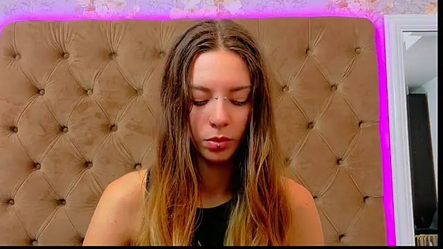 CoraVex online show from 06/11/26, 03:48