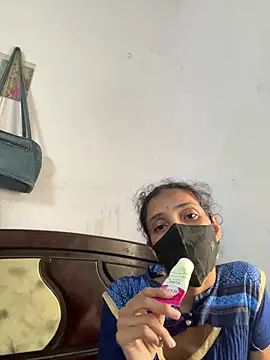 Snapshot of sweetreddy-02 chatting on 10/14/25, 07:53 sweetreddy-02 online show from 10/14/25, 07:53