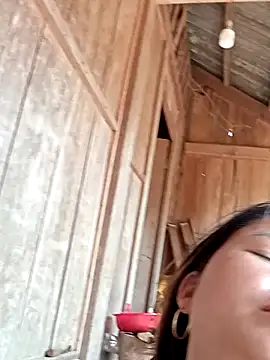 emly-xinh18 online show from 10/13/25, 06:46