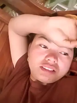 emly-xinh18 online show from 10/28/25, 07:01