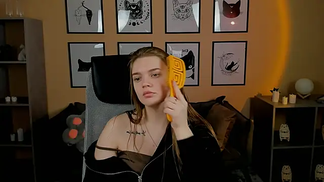 Snapshot of LisaMitchell chatting on 10/27/25, 02:26 LisaMitchell online show from 10/27/25, 02:26