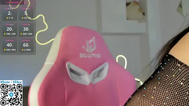 Snapshot of Helen_Spark chatting on 10/13/25, 02:00 Helen Spark online show from 10/13/25, 02:00