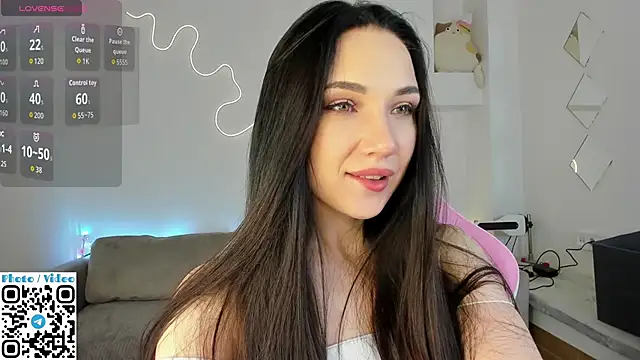 Snapshot of Helen_Spark chatting on 10/27/25, 02:04 Helen Spark online show from 10/27/25, 02:04