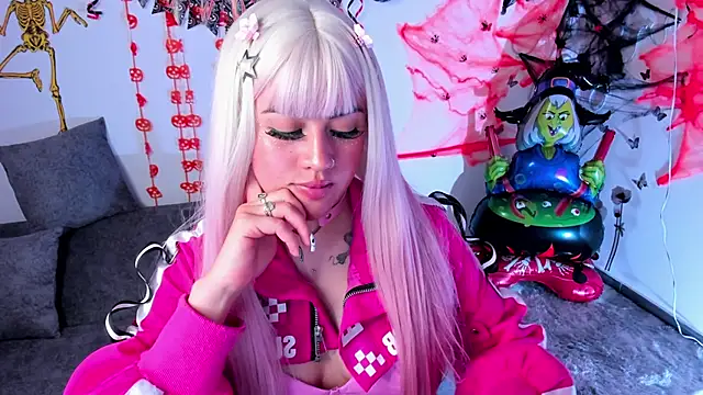 Snapshot of lilielou_ chatting on 10/29/25, 09:27 lilielou online show from 10/29/25, 09:27