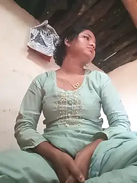 Snapshot of Hot_Shredha chatting on 10/31/25, 04:35 Hot Shredha online show from 10/31/25, 04:35