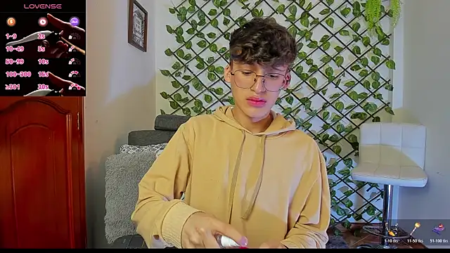 Snapshot of bellmontneon chatting on 11/20/25, 11:32 bellmontneon online show from 11/20/25, 11:32