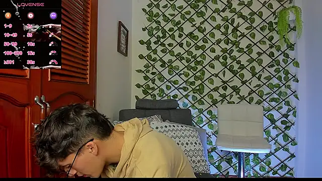 Snapshot of bellmontneon chatting on 11/21/25, 11:31 bellmontneon online show from 11/21/25, 11:31