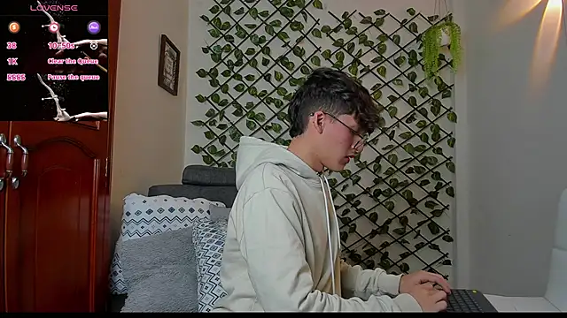 Snapshot of bellmontneon chatting on 11/27/25, 11:12 bellmontneon online show from 11/27/25, 11:12