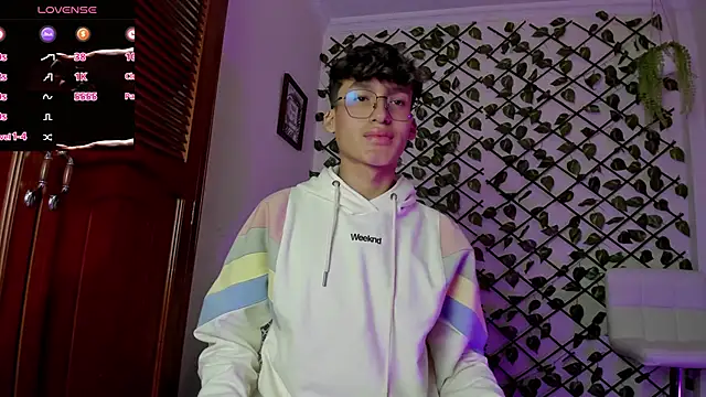 Snapshot of bellmontneon chatting on 12/15/25, 12:09 bellmontneon online show from 12/15/25, 12:09