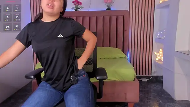 Snapshot of LunaWiill_ chatting on 10/25/25, 12:02 LunaWiill online show from 10/25/25, 12:02