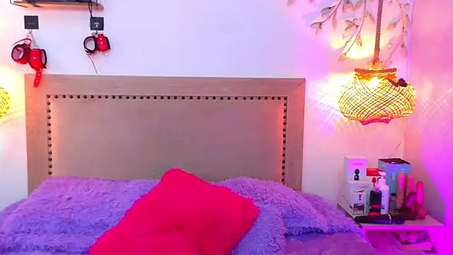 Snapshot of Daphnee-x chatting on 09/19/25, 11:44 Daphnee-x online show from 09/19/25, 11:44